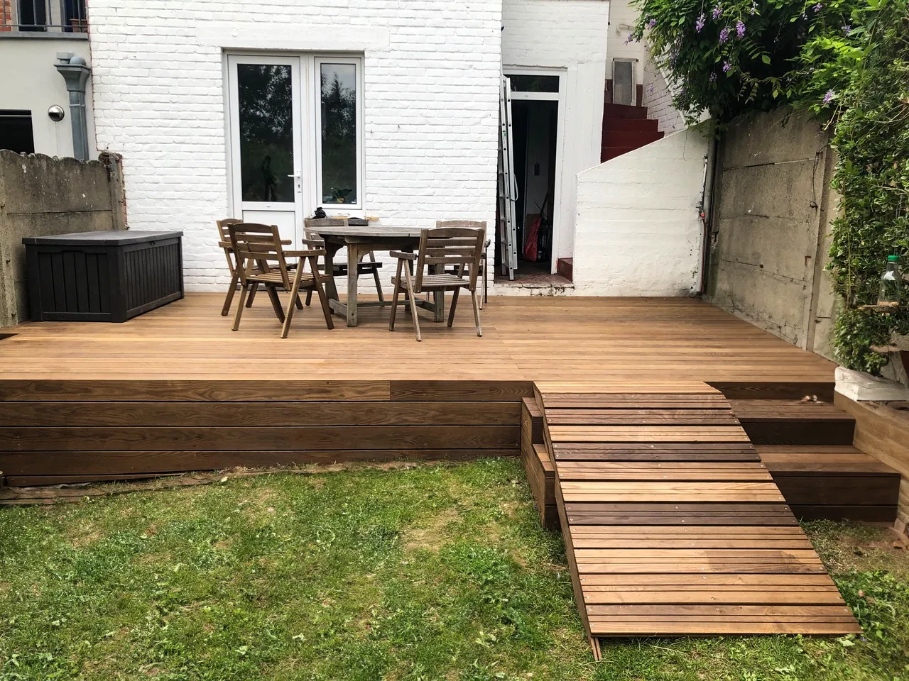 Terrasse en Frêne thermo avec descente pour fauteuil roulant